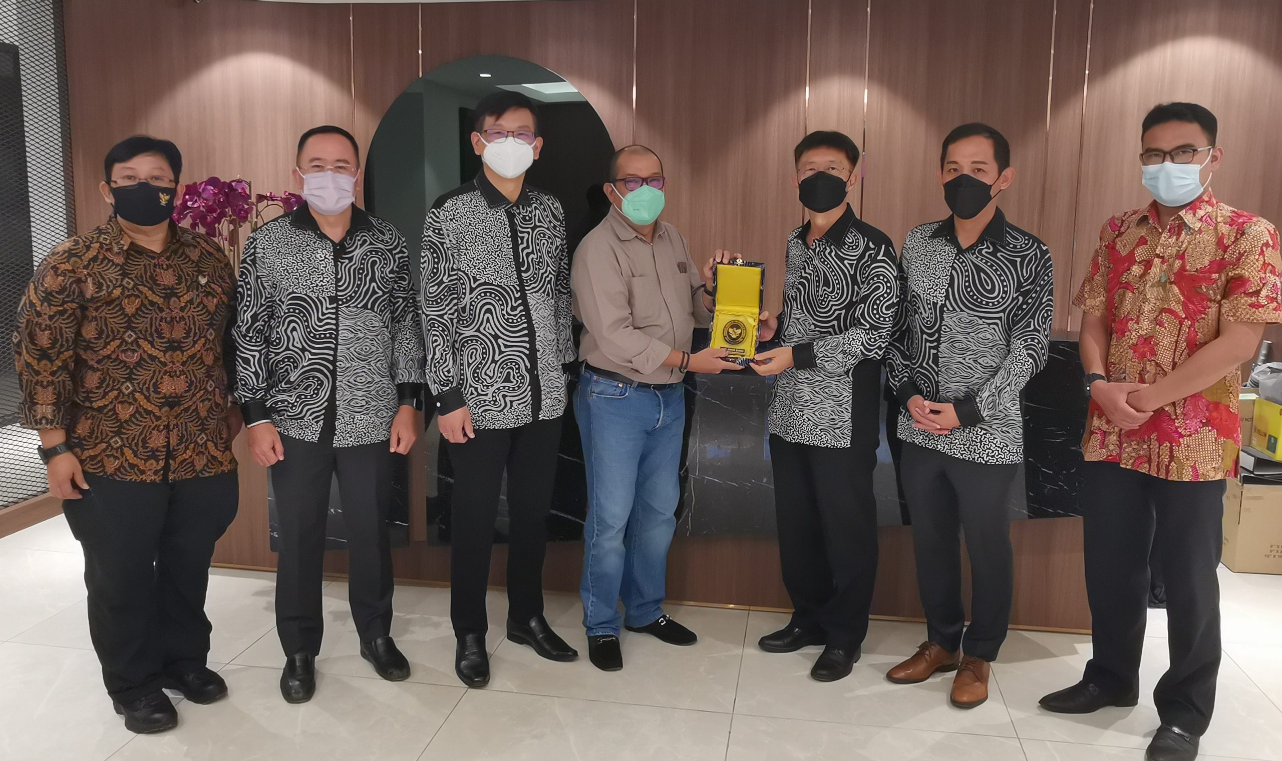 印尼驻新山领事馆经济事务参赞与两位官员拜访马六甲中华总商会。