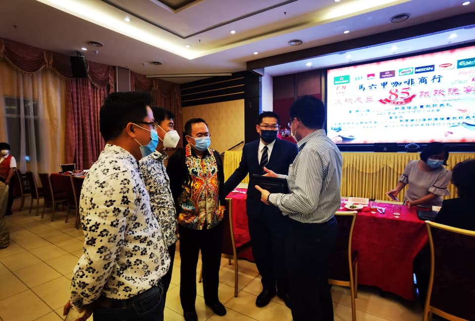董事本会团体会员-马六甲咖啡商行晚宴，与副贸工部长拿督林万锋（右2）交流